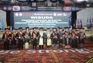 The Best! Dr. Novita Sari Raih Lulusan Terbaik 3 Tingkat Universitas dalam Wisuda