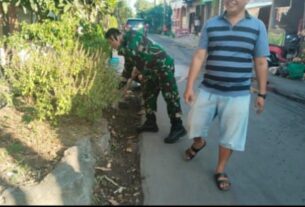 Terjawab...!! Ternyata Begini Cara Babinsa Kelurahan Kratonan Dalam Menjaga Kebersihan Lingkungan