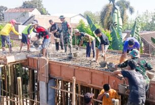 Implementasikan Binter, Babinsa Koramil Sumberrejo Bojonegoro bantu Pembangunan Tempat Ibadah