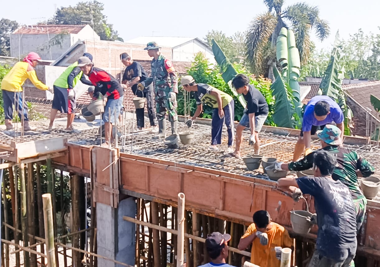 Implementasikan Binter, Babinsa Koramil Sumberrejo Bojonegoro bantu Pembangunan Tempat Ibadah