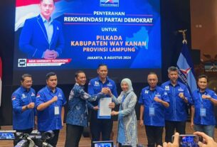 AHY serahkan Rekomendasi Demokrat Kepada Ali Rahman Dan Ayu Asalasiyah