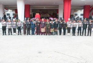 AKBP James Jadi Irup Penurunan Bendera Pada HUT Ke-79 Kemerdekaan RI, Masyarakat Berikan Standing Ovation