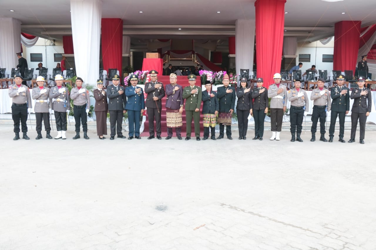 AKBP James Jadi Irup Penurunan Bendera Pada HUT Ke-79 Kemerdekaan RI, Masyarakat Berikan Standing Ovation