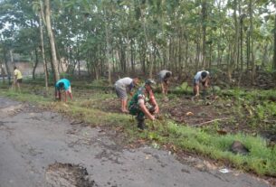 Babinsa Berperan Aktif Dalam Pembersihan Jalan Jelang HUT RI