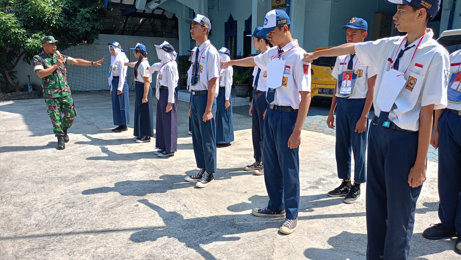 Babinsa Kelurahan Gilingan Tanamkan Kedisiplin Kepada Siswa-siswi SMAN 2 Surakarta Dengan Latihan PBB