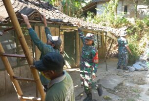 Babinsa Klego Gotong Royong Bantu Bongkar Rumah Bapak Sumarjo