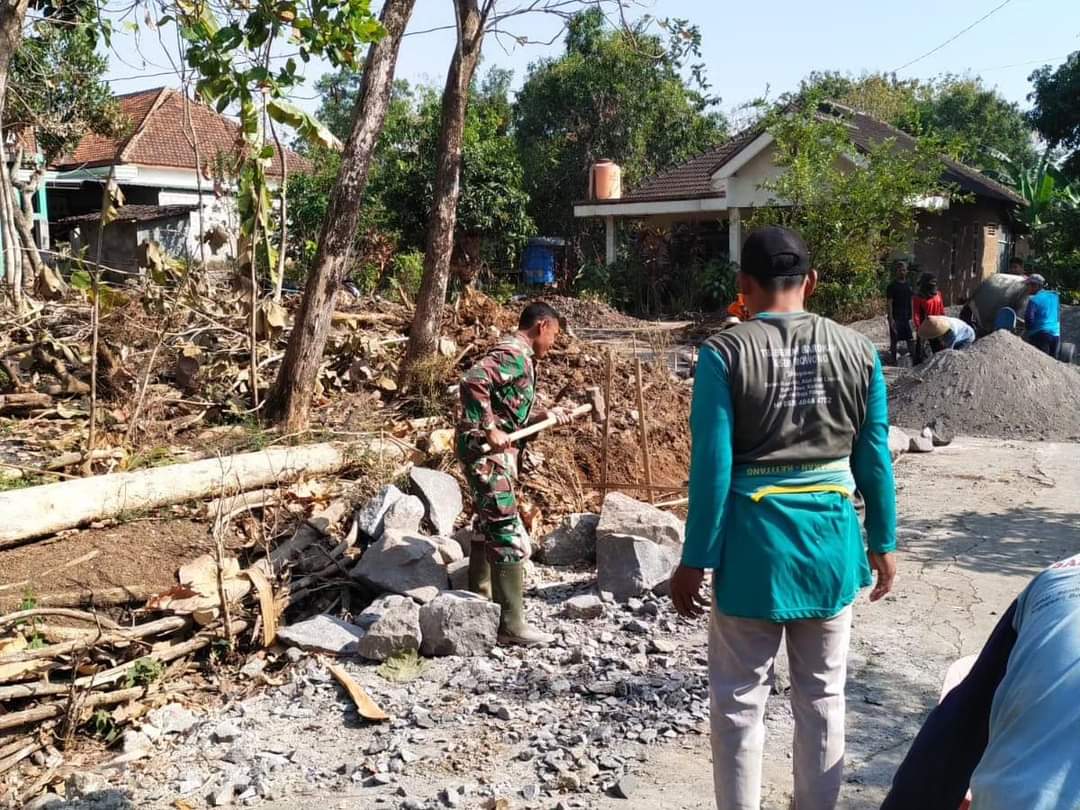 Babinsa Nogosari Bersama Warga Desa Guli Bangun Talud