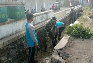 Babinsa Teras Bersama Pemuda Mojolegi Ciptakan Lingkungan Sehat
