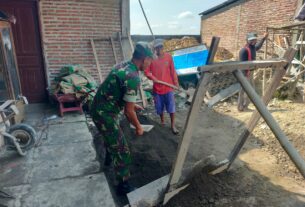 Bantu Rehab Rumah Wujud Kedekatan Babinsa dan Masyarakat