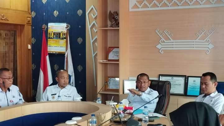 Pj. Bupati Lampura pimpin rapat TPID