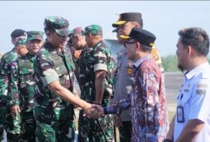 Bupati Way Kanan Sambut Panglima TNI Agus Subiyanto Di Bandara Gatot Subroto