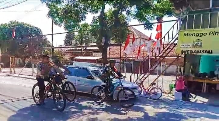 Dengan Bersepeda, Babinsa Purwosari Bersama Bhabinkamtibmas Laksanakan Patroli Kamtibmas di Wilayah Binaan