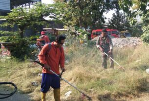 Gunakan Mesin Rumput, Babinsa Banjarsari Bersama Warga Kerja Bhakti Bersihkan Lingkungan