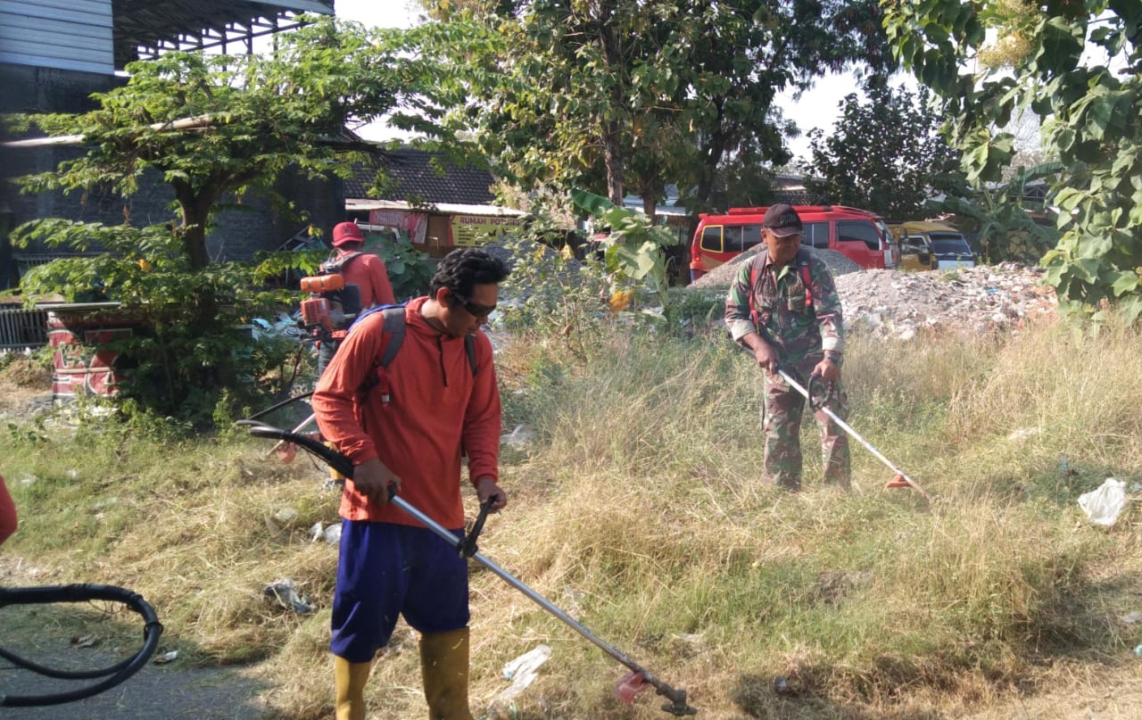 Gunakan Mesin Rumput, Babinsa Banjarsari Bersama Warga Kerja Bhakti Bersihkan Lingkungan