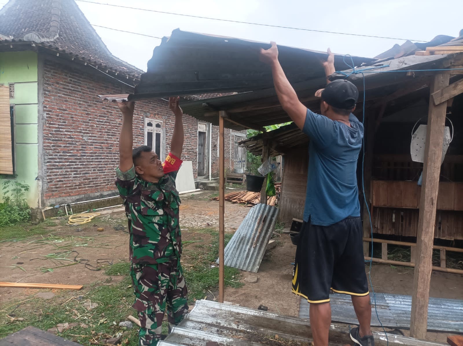 Jalin Keharmonisan Babinsa Kemusu Ikut Atasi Kesulitan Warga