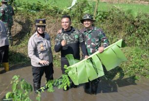 Kodim 0726/Sukoharjo Gelar karya Bakti TNI-Polri Bersih-bersih sungai di desa Kragilan