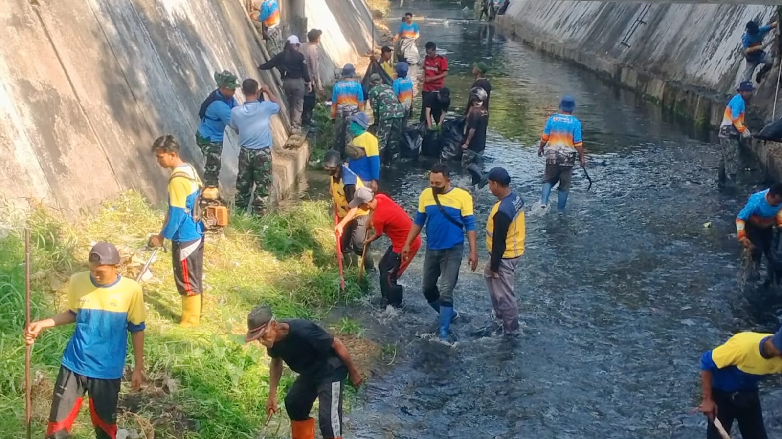 Lestarikan Sumber Daya Air di Kalipepe, Koramil 02/Banjarsari Bersama Dengan BBWS Dan Instansi Terkait Laksanakan Pembersihan Sungai