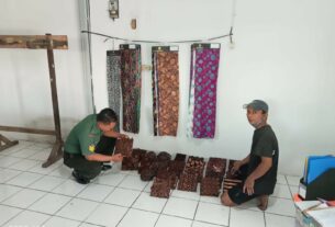 Majukan UMKM Dan Tingkatkan Perekonomian Wilayah,Babinsa Pajang Berikan Motivasi Ke Pengrajin Batik