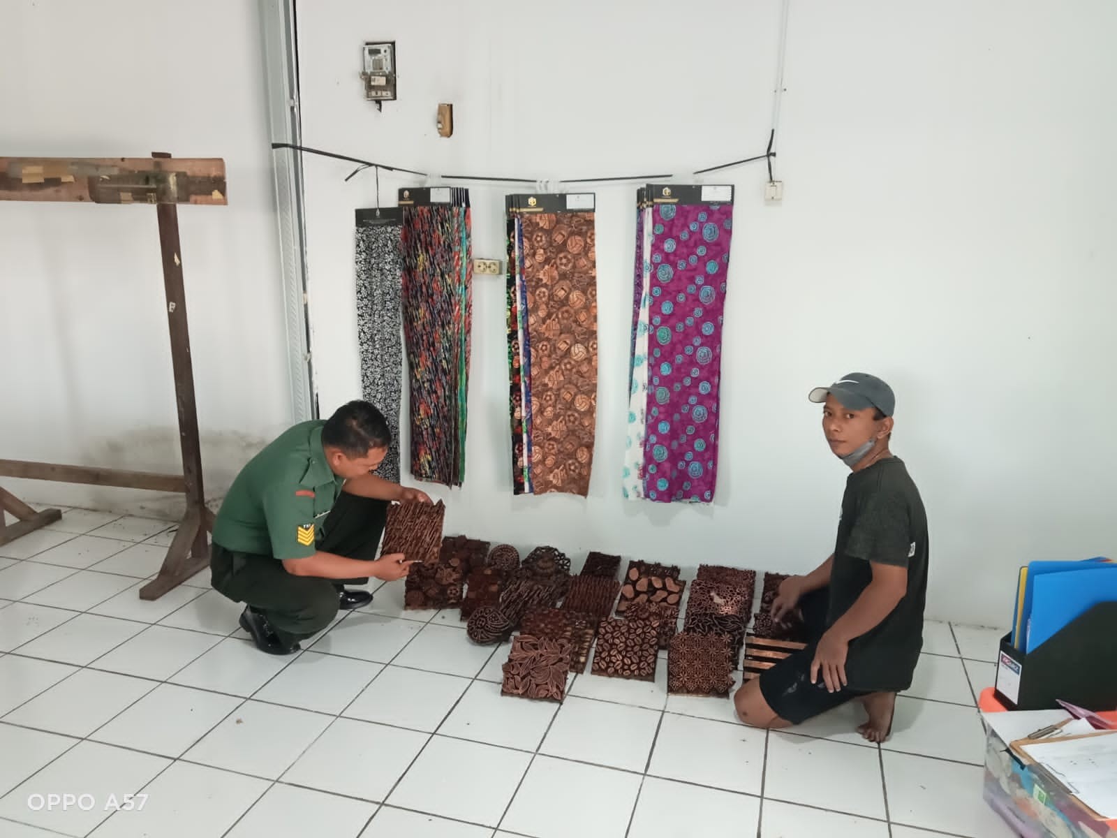 Majukan UMKM Dan Tingkatkan Perekonomian Wilayah,Babinsa Pajang Berikan Motivasi Ke Pengrajin Batik