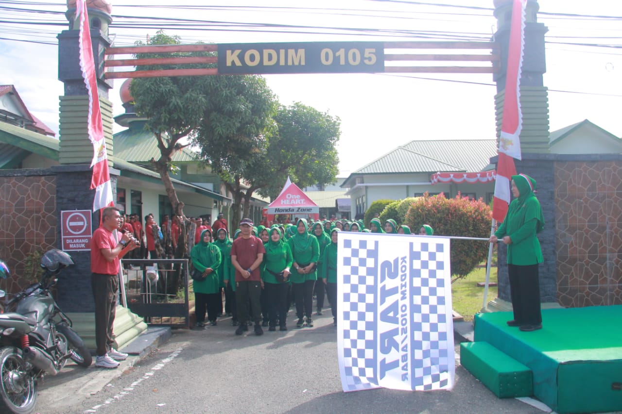 Olahraga Bersama Di Makodim 0105/Abar, Ketua Persit KCK Koorcab Rem 012/TU Bagikan Doorprize Semarakkan HUT RI Ke - 79