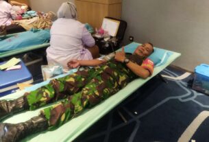 Peduli Kemanusiaan, Babinsa Sondakan Ikuti Donor Darah Rutin di Wilayah Binaan