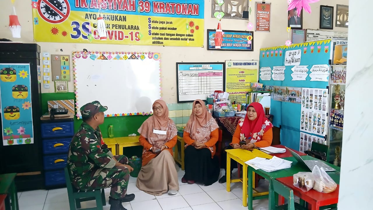Peduli Pendidikan, Babinsa Kratonan Ajak Kepala Sekolah Dan Para Guru TK Aisyiyyah Tingkatkan Koordinasi