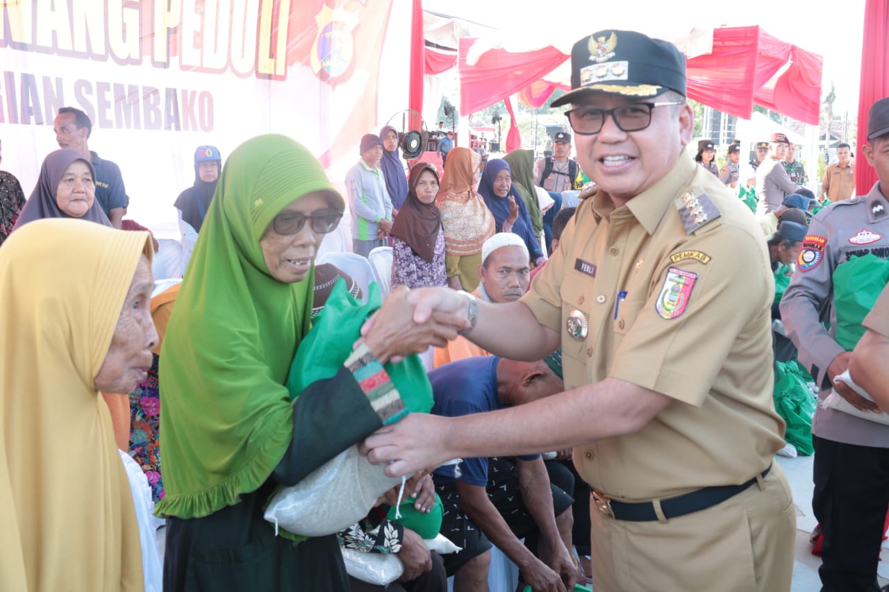 Polres Tulang Bawang Peduli, 50 Lansia di Kampung Tunggal Warga Mendapat Paket Sembako Gratis