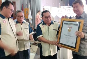Prabowo Subianto Terima Pin Emas dari SMSI atas Dedikasinya Jaga Demokrasi