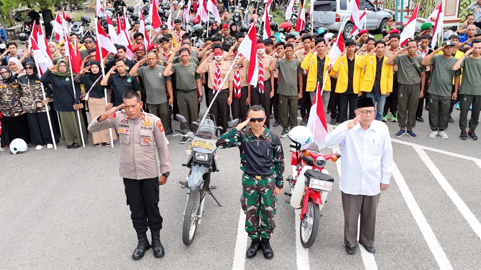 Ribuan Peserta Antusias Mengikuti Pawai Bendera Merah Putih Start Dari Makodim 0105/Abar Finish Di Tugu Pancasila
