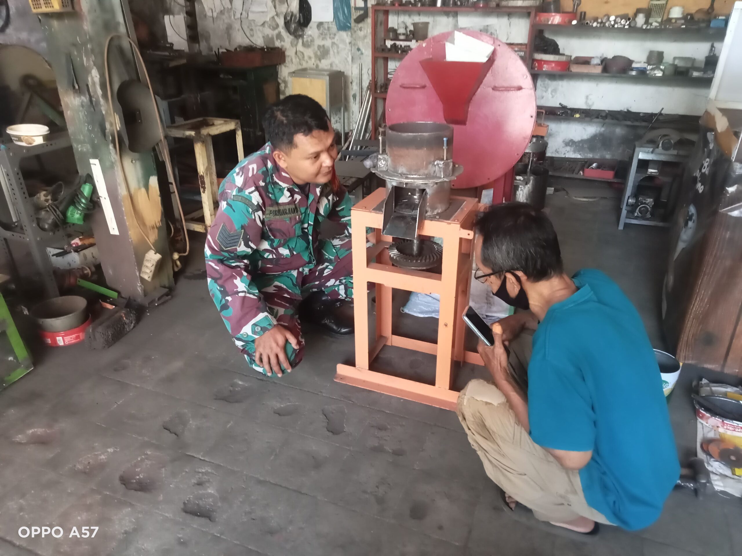 Sambangi Pelaku UMKM Home Industry Alsintan, Babinsa Pajang Berikan Motivasi Dan Semangat Kerja