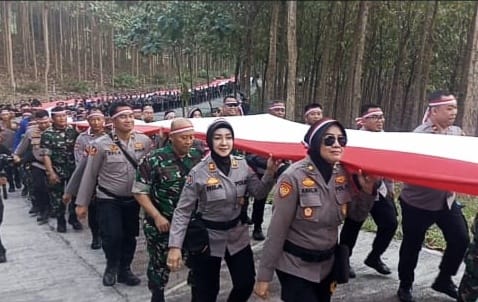 Sambut Hari Kemerdekaan RI, TNI-Polri di Bandar Lampung Menggelar Kirab Bendera 79 Meter