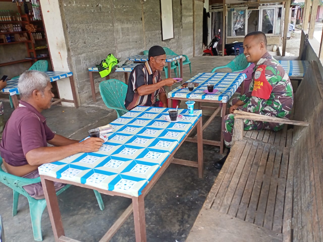 Sederhana Dan Bersahaja, Babinsa Posramil 05/PC Berinteraksi Dengan Masyarakat Di Desa Binaan
