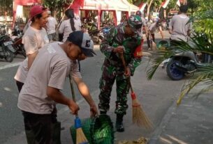 Semarakkan HUT RI Ke-79, Babinsa Nusukan Bersama Tim Saberling Dan TKPK, Serta Staf Kelurahan Laksanakan Pembersihan Lingkungan Dan Pemasangan Umbul-umbul