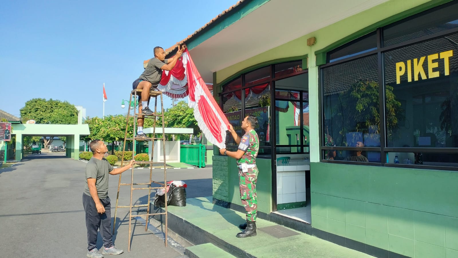 Semarakkan HUT RI Ke-79, Kodim 0735/Surakarta Pasang Umbul-umbul di Perkantoran Dan Rumah Dinas
