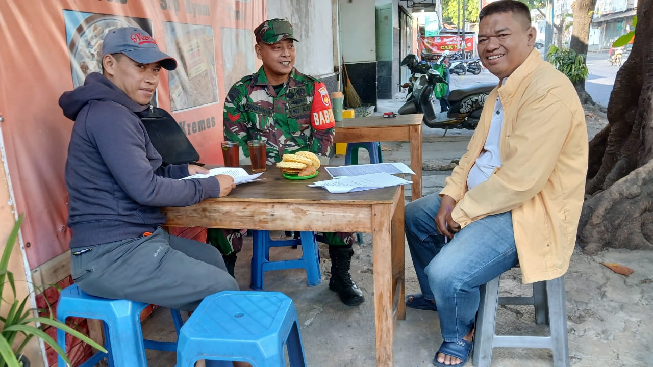Sembari Bincang Santai, Babinsa Kratonan Bersama Warga Jalin Keakraban Dan Kebersamaan