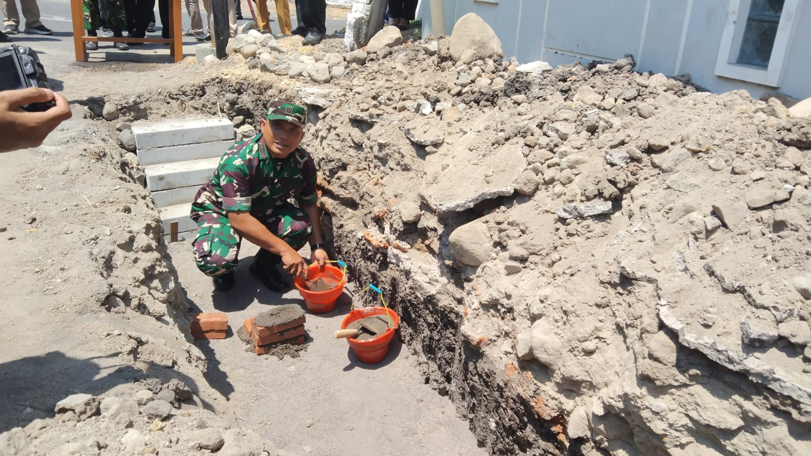 Simbolis Peletakan Batu Pertama Tandai Dimulainya Karya Bakti Daerah Tahap VI di Wilayah Kelurahan Jagalan