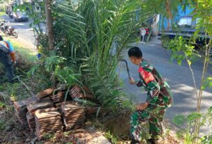 Taman Cerdas Gilingan Solo Menjadi Sasaran Kerja Bakti Babinsa Bersama Linmas Dan Warga
