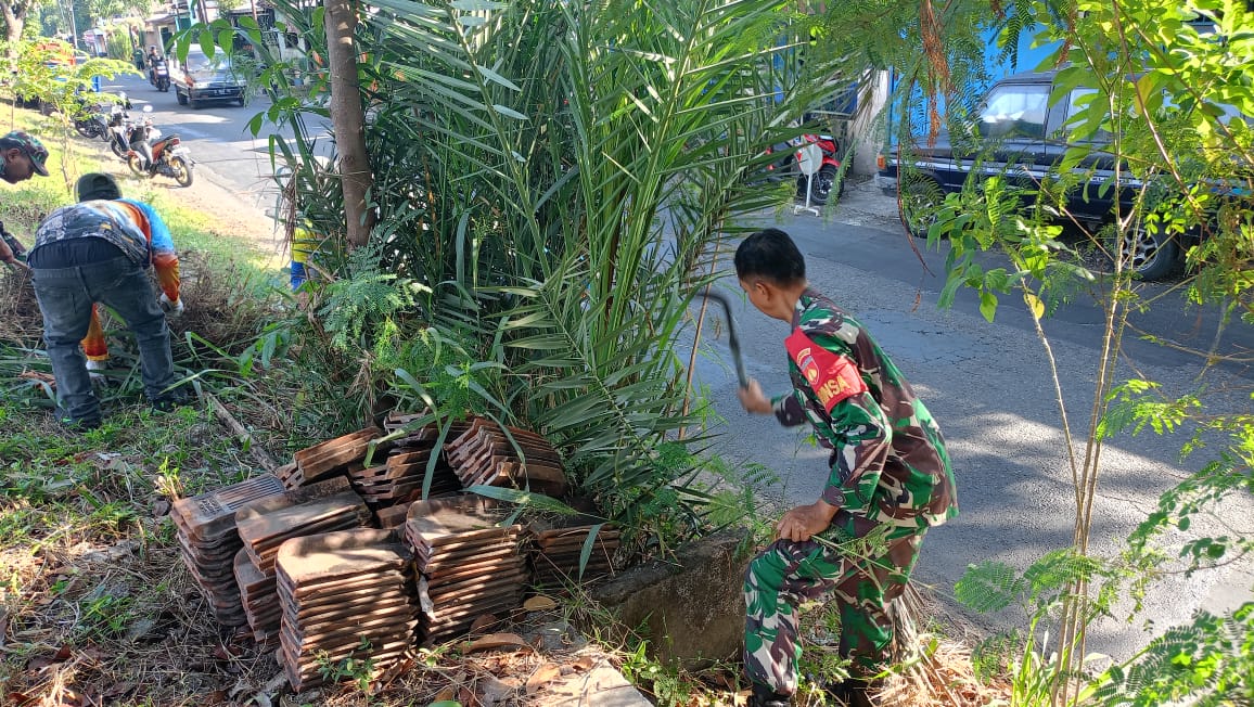 Taman Cerdas Gilingan Solo Menjadi Sasaran Kerja Bakti Babinsa Bersama Linmas Dan Warga