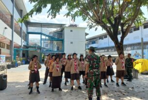 Tingkatkan Semangat Dan Kedisiplinan, Babinsa Pucangsawit Latihkan PBB Pada Kegiatan Pramuka PERSAMI SMA Bina Widya