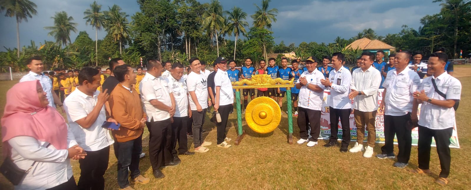 Wakil Bupati Ali Rahman Buka Gelaran Open Turnamen Sepakbola Raja Angkasa Cup di Kampung Tanjung Dalom