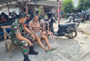 Wujud Kepedulian Kepada Warga, Babinsa Tipes Sambangi Warga Yang Sakit Stroke Dan Berikan Motivasi Untuk Sembuh