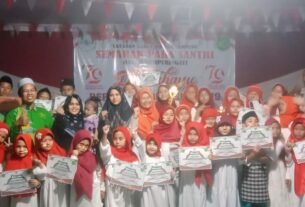 Yayasan Darul Qiroah Bagikan hadiah ke para santri