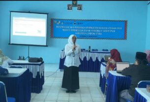 Yeni Sulistina Kabid Paud Disdik Lampura berikan materi Pemanfaatan Rapor Pendidikan