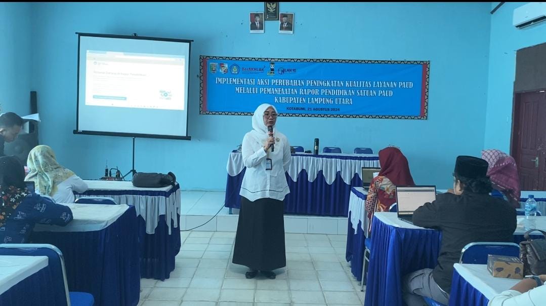 Yeni Sulistina Kabid Paud Disdik Lampura berikan materi Pemanfaatan Rapor Pendidikan