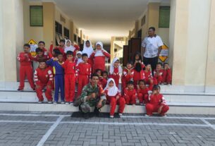 Ramah Dan Humanis, Babinsa Joyotakan Datangi SDN 59, Dan Berikan Motivasi Semangat Belajar