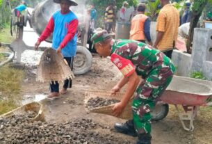 Babinsa Berikan Tenaga dan Semangat Bantu Cor Jalan