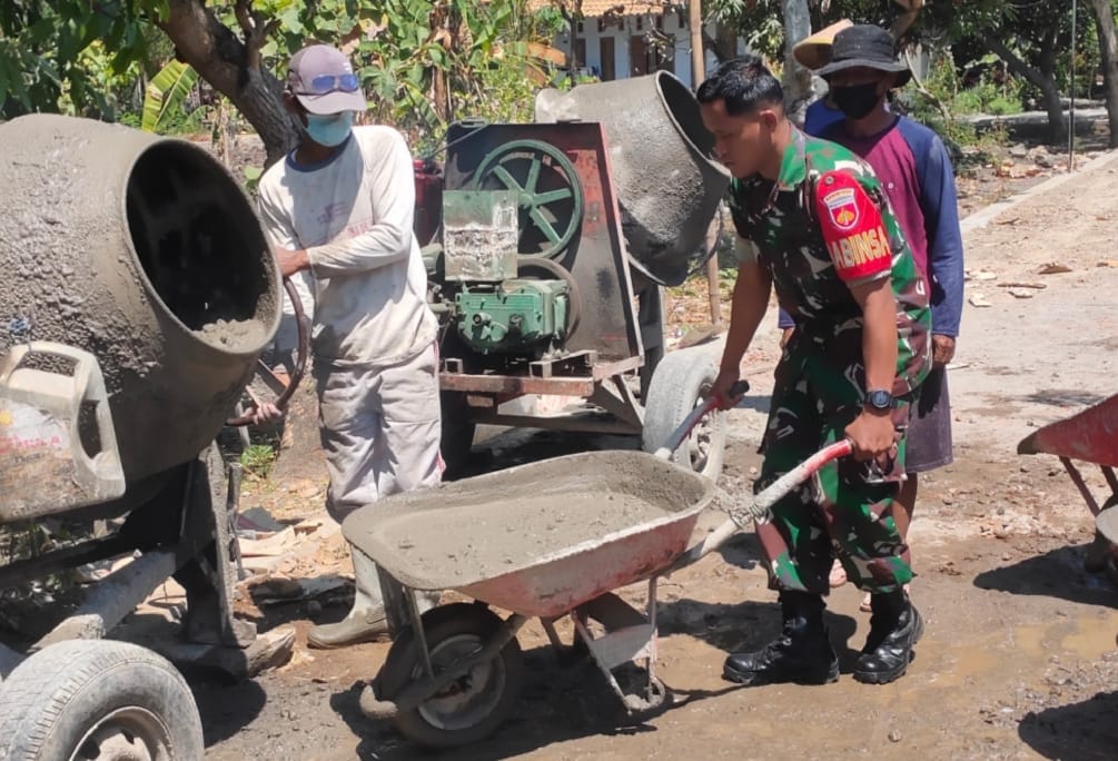 Babinsa Berperan Aktif dalam Perbaikan Talud Jalan Desa, Wujud Sinergitas TNI dan Masyarakat