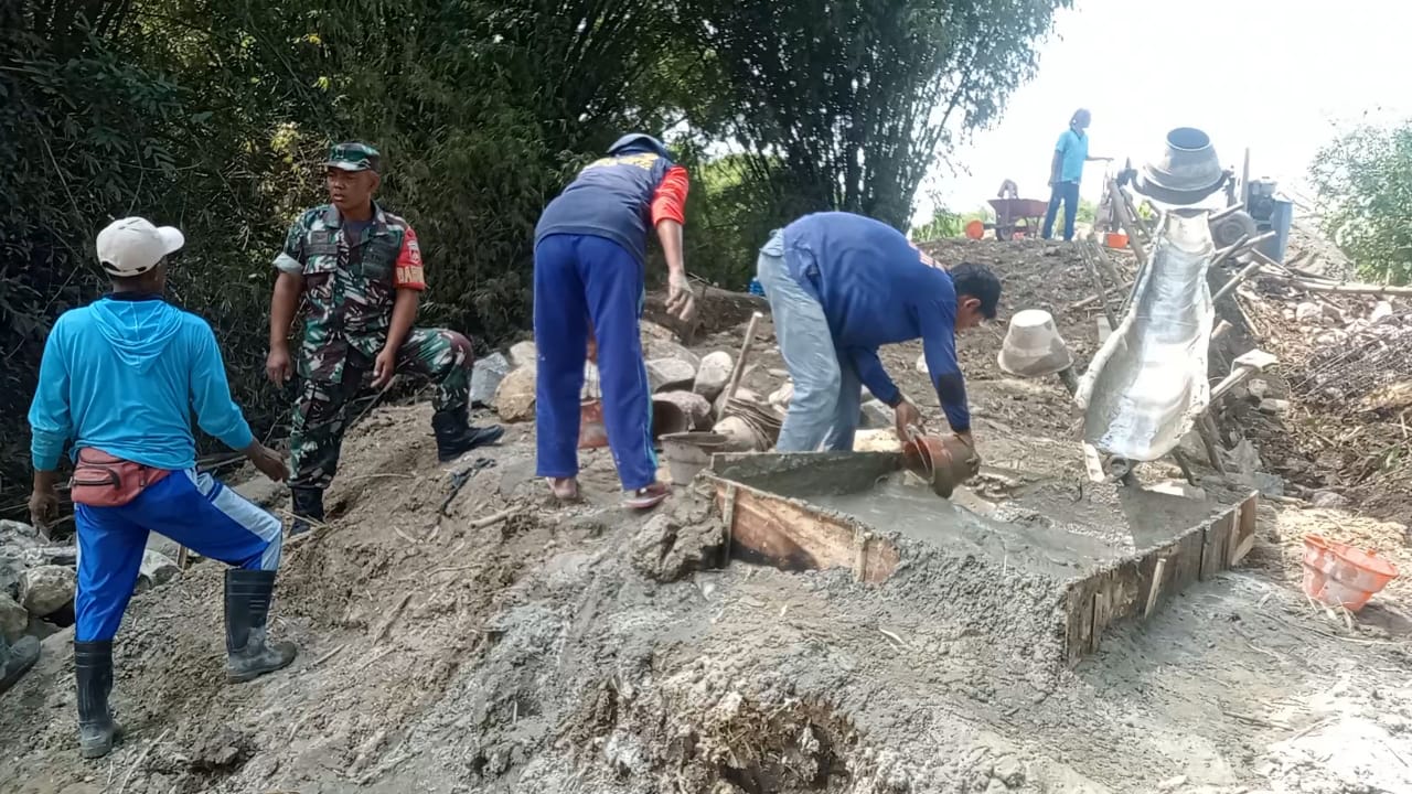 Babinsa Bersama Warga, Bangun Jembatan Penghubung Antar Dukuh
