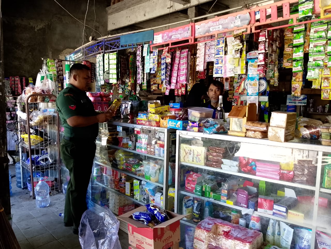 Babinsa Cek Kios, Pantau Harga Sembako