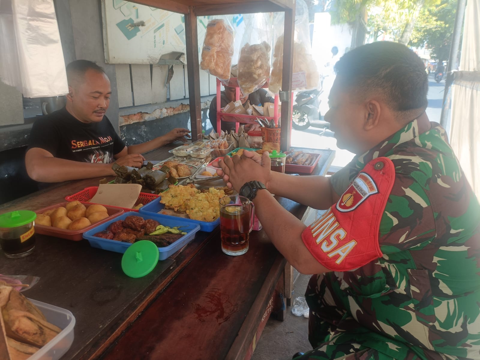 Keren..!! Babinsa Danukusuman Jadi Jembatan Emas Komunikasi Antara TNI Dan Masyarakat